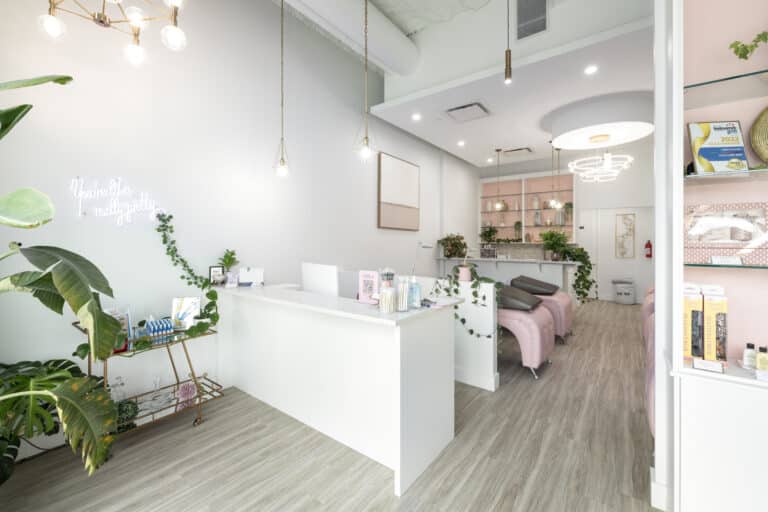 LOLA Lash Bar LUX 19